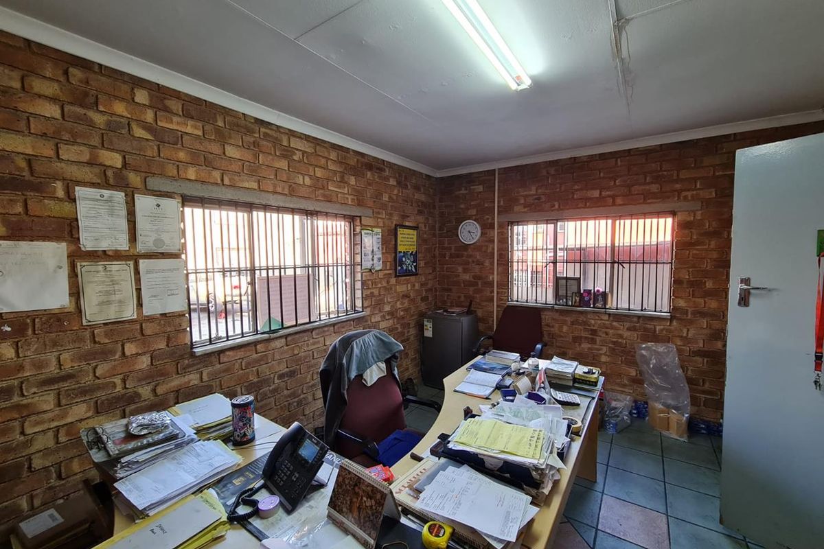 Commercial property - well maintained property - Photo 4
