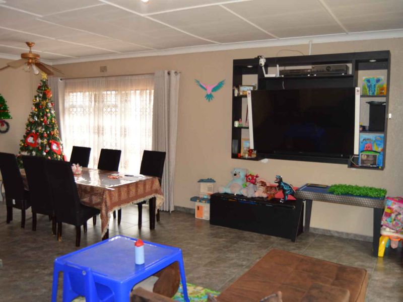 Four bedroom house with a flatlet in New Redruth - Photo 3