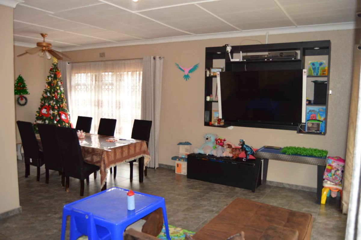 Four bedroom house with a flatlet in New Redruth - Photo 3