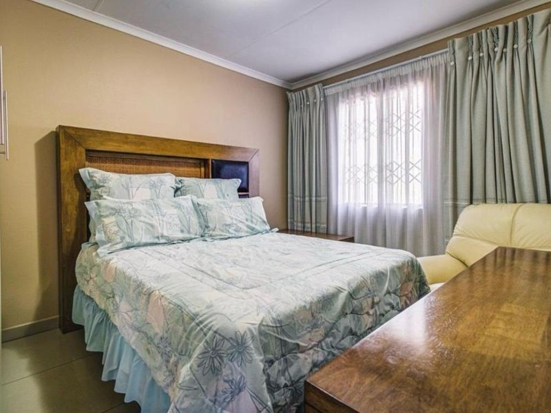 3 Bedroom House for Sale in Windmill Park - Photo 9