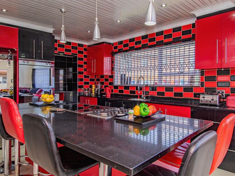Stunning Family Home with a Flatlet - Photo 7