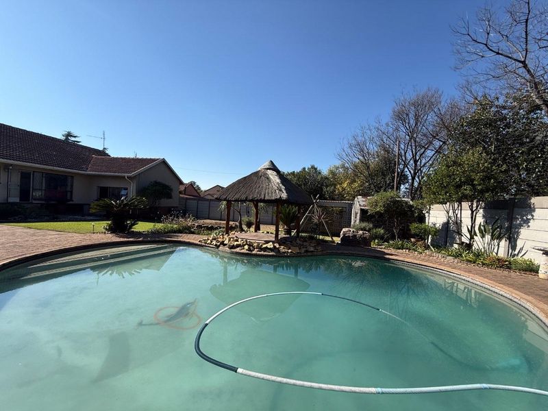 Tick all your boxes: 4bedrooms, study, pool, bar, jacuzzi ! - Photo 3