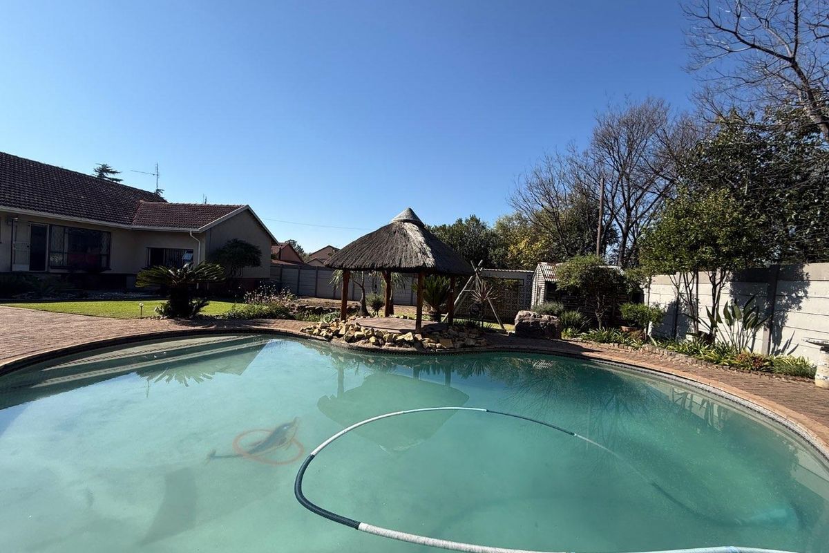 Tick all your boxes: 4bedrooms, study, pool, bar, jacuzzi ! - Photo 3