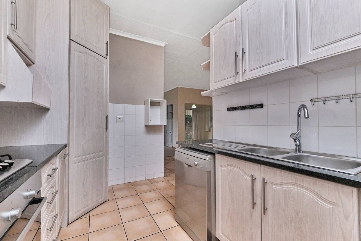 Secure Family Living in Sundowner - Photo 4