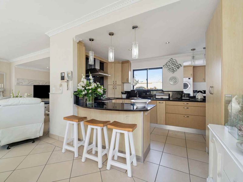 Sunset Links Golf Estate – Elegant Family Home with Income Potential - Photo 8