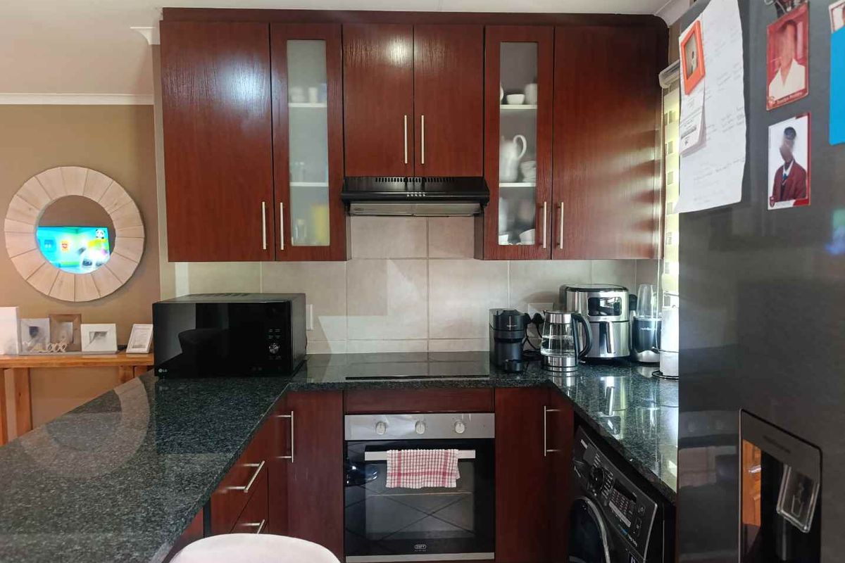 Secure Haven: Charming 3-Bedroom Family Home with Garden - Photo 5