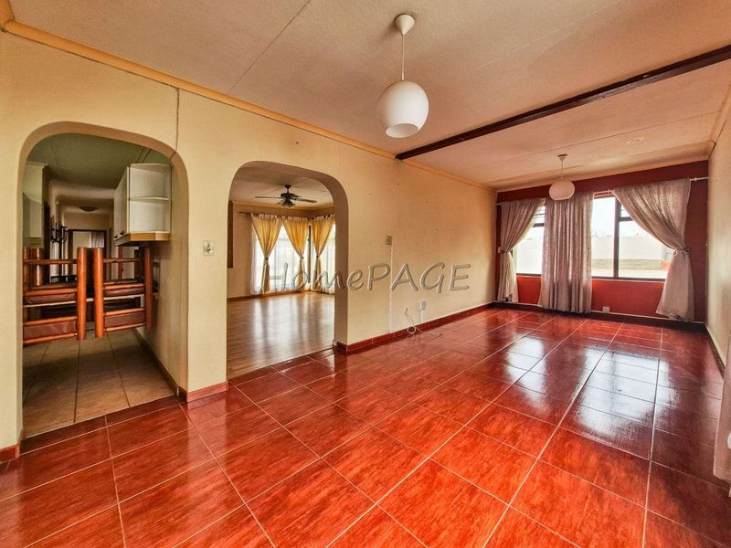 Meersig, Walvis Bay:  Neat Older 4 Bedroom home is for sale - Photo 6