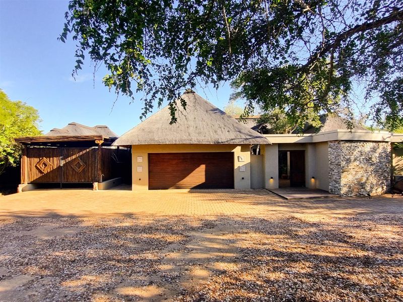 Stunning property in excellent condition with traverse right to Khaya Ndlovu - Photo 4