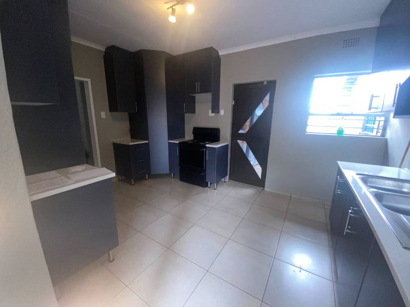 Modern 3-Bedroom Home with Flatlet for Sale - Photo 9