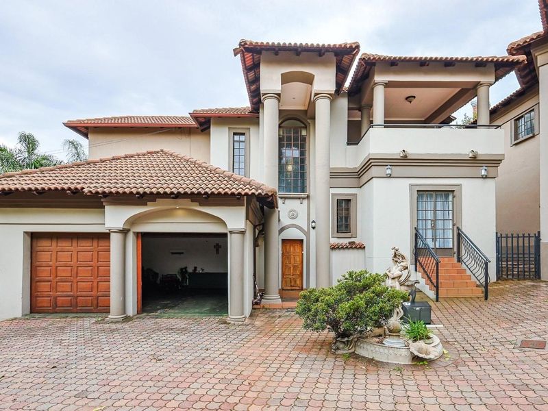 3 Bedroom, 2.5 Bathroom Duet House with an Office To Let in Faerie Glen - Photo 2