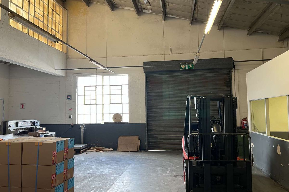 Warehouse– 617m2/ Amperage ± 100 amps - Photo 3