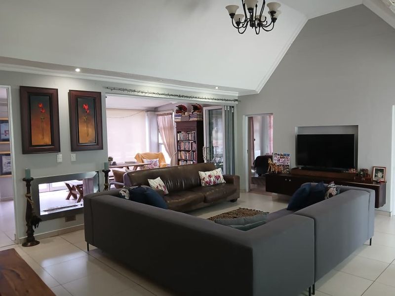 Freestanding home, for families seeking generous indoor & outdoor space. - Photo 2