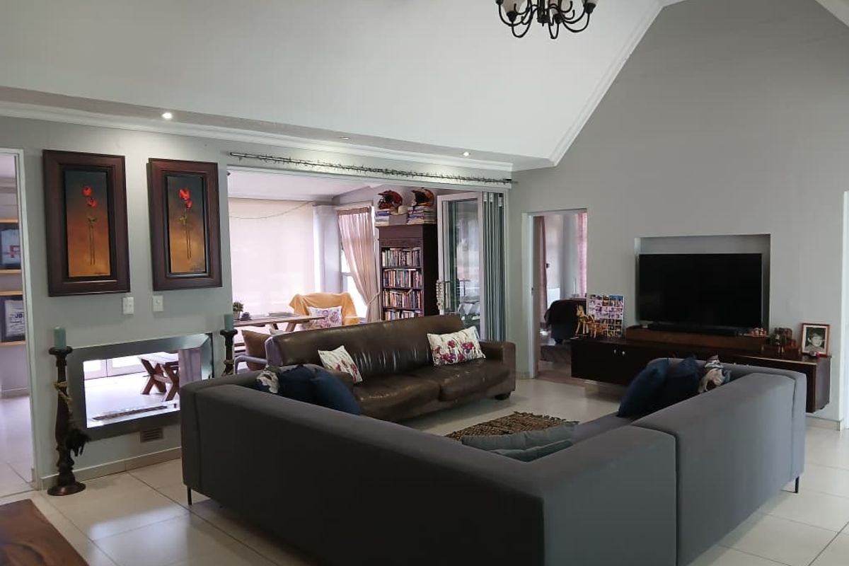 Freestanding home, for families seeking generous indoor & outdoor space. - Photo 2