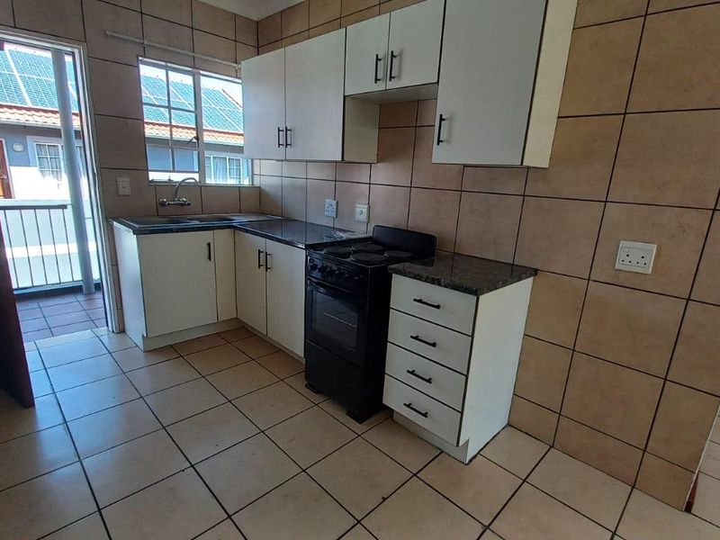 24 hour security complex, 2 bedroom spacious unit in Comet on first floor - Photo 4