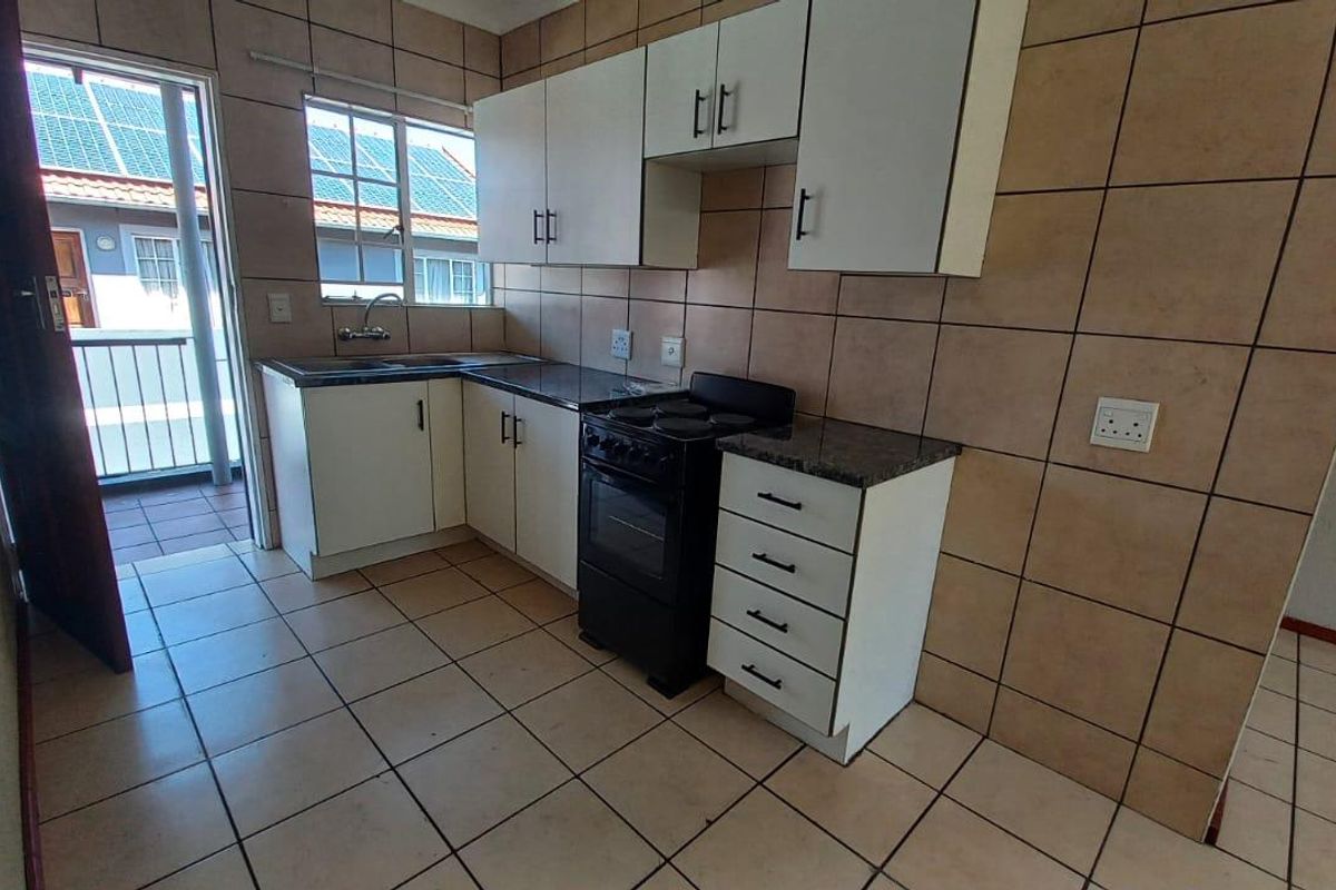 24 hour security complex, 2 bedroom spacious unit in Comet on first floor - Photo 4