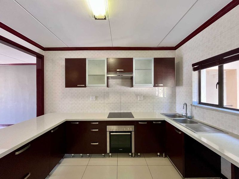 3 Bedroom 2 Bathroom Executive Apartment - Photo 3