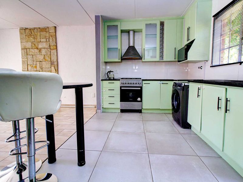 Townhouse Gem: Comfort, Style, and Convenience Await! - Photo 5