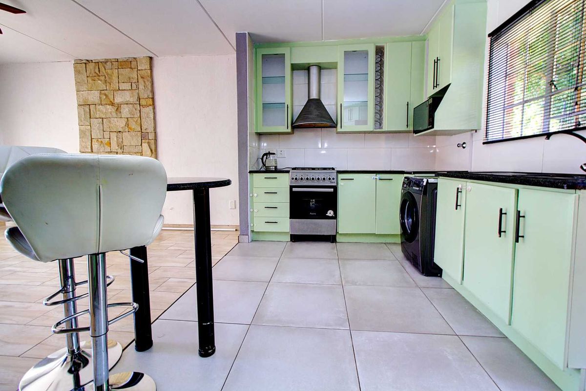 Townhouse Gem: Comfort, Style, and Convenience Await! - Photo 5