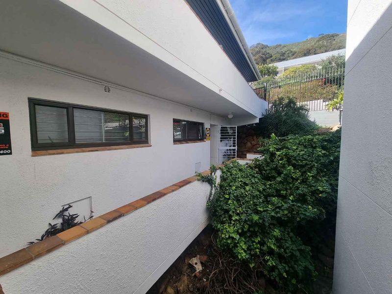 Unfurnished Bachelor Apartment To Rent in Sea Point - Photo 2
