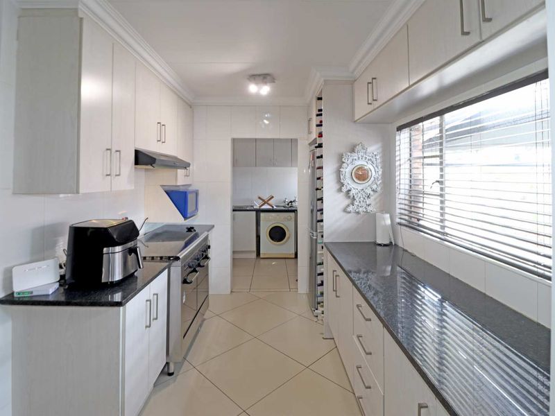 Beautiful Family Home with Separate 2-Bedroom Flatlet in a Prime Area - Photo 4