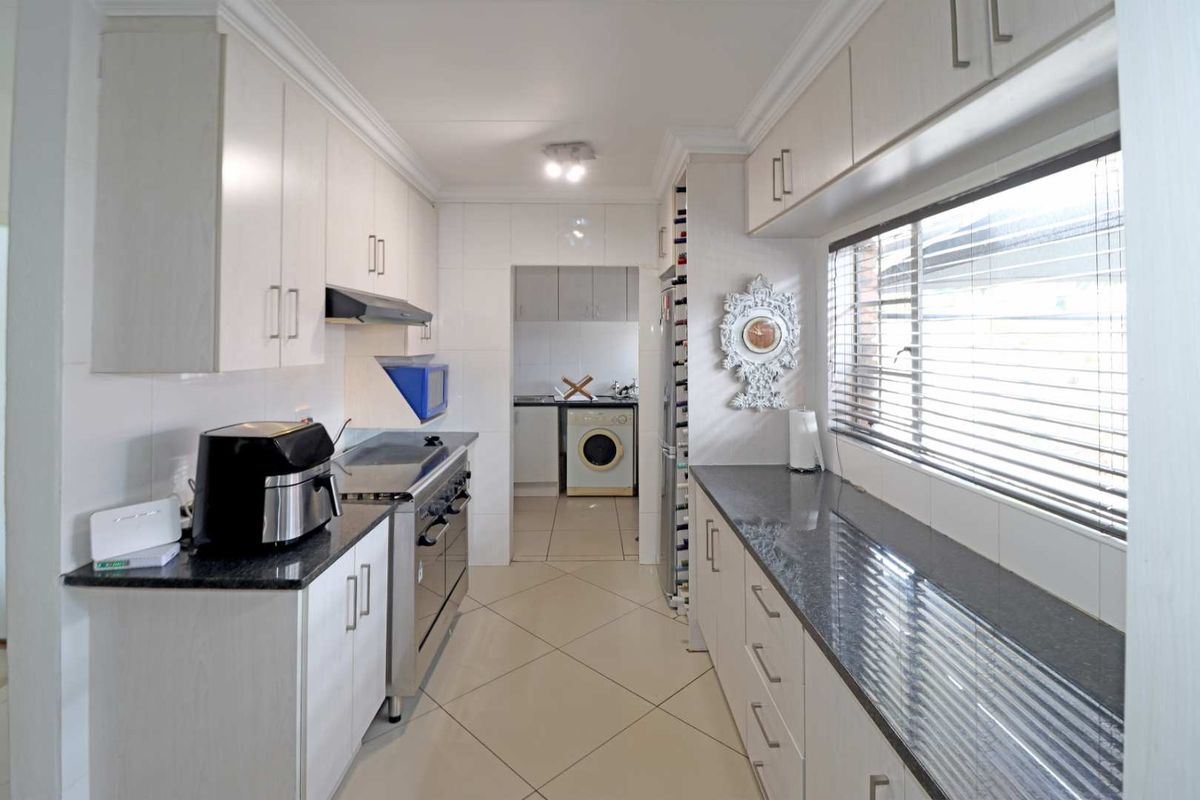 Beautiful Family Home with Separate 2-Bedroom Flatlet in a Prime Area - Photo 4