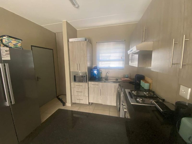 Stylish first floor two bedroom apartment in a secure modern estate - Photo 6