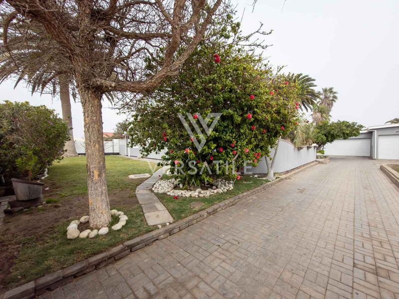 3 bedroom home with bachelor flat - Photo 2