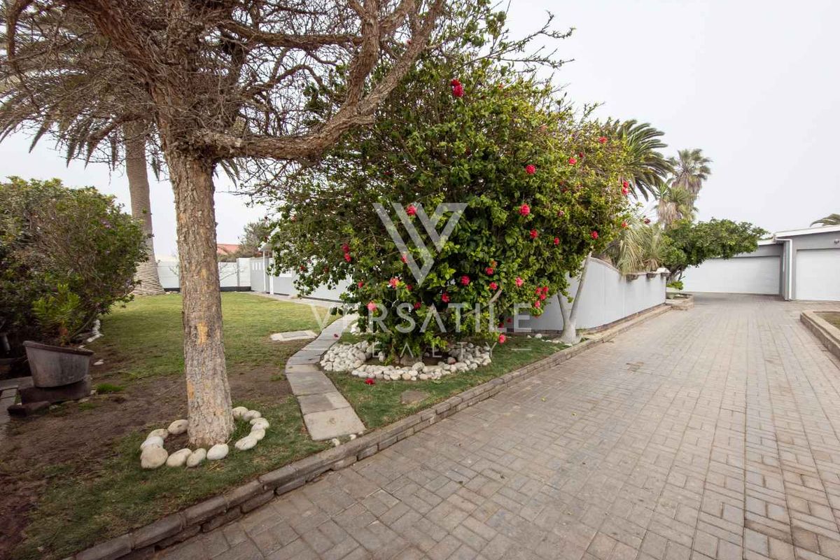 3 bedroom home with bachelor flat - Photo 2