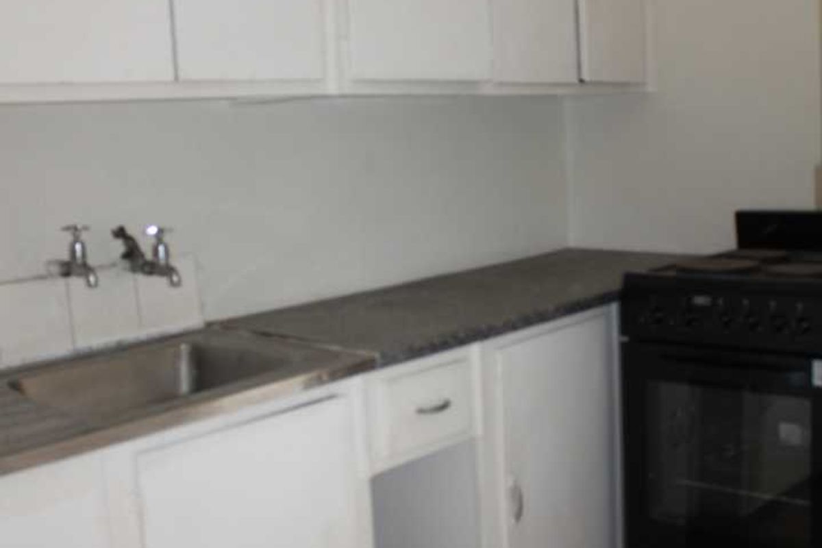 Spacious Bachelor Apartment To Let | Kronendal, 40 Troye Street - Sunnyside, Pretoria - Photo 5