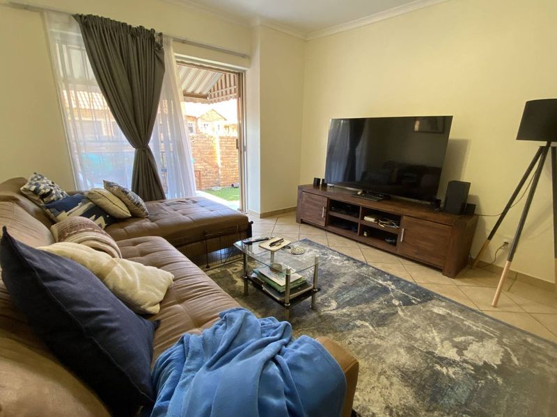 Ideal Starter Home: 2-Bedroom Townhouse in Rooihuiskraal - Photo 9