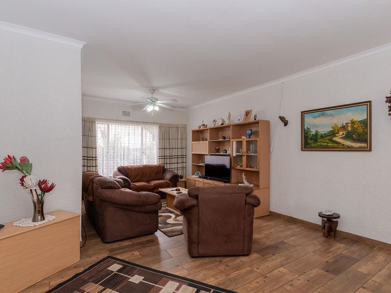 Spacious 4 Bedroom House with Pool in Esther Park - Photo 5