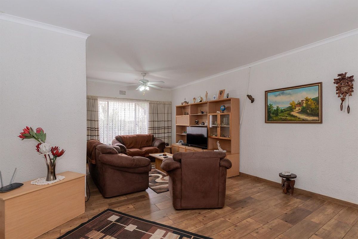 Spacious 4 Bedroom House with Pool in Esther Park - Photo 5