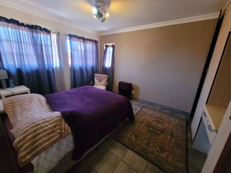 SOUGHT AFTER SECURITY ESTATE ! MAKE AN OFFER! - Photo 8