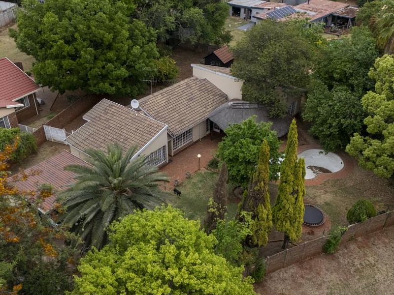 SPACIOUS FAMILY HOME WITH BONUS BACHELOR FLAT - Photo 3