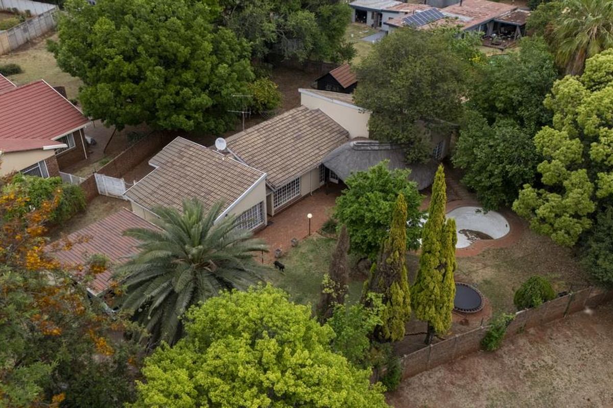 SPACIOUS FAMILY HOME WITH BONUS BACHELOR FLAT - Photo 3