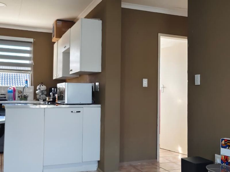 Modern Living Awaits in Serene Suburb! - Photo 4