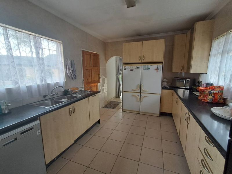 Dual Living Dream: Main House & Cottage for Family or Rental - Photo 2