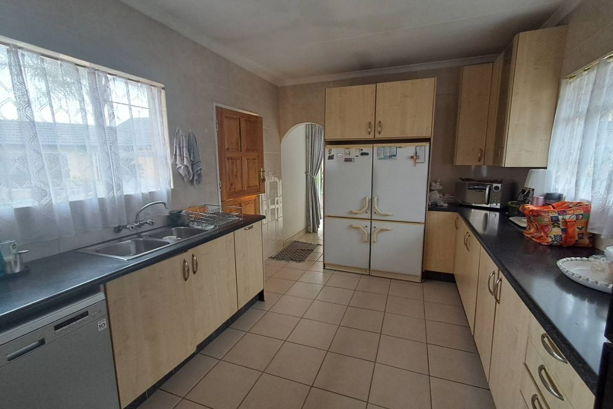 Dual Living Dream: Main House & Cottage for Family or Rental - Photo 2