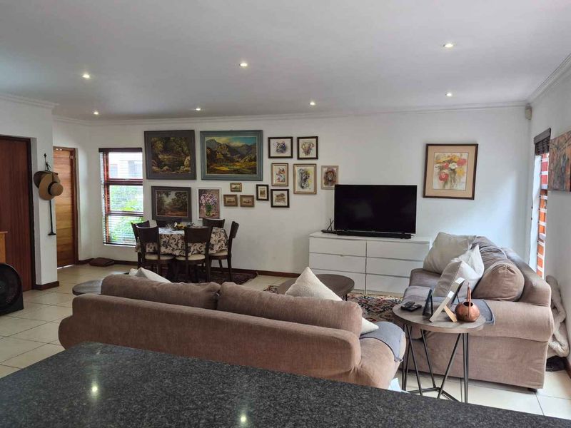 EXCLUSIVE HOME IN UPMARKET PET FRIENDLY COMPLEX (Small pets allowed) - Photo 6