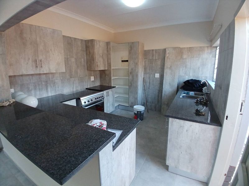Charming 3 Bedroom 2 Bathroom Townhouse - Photo 6