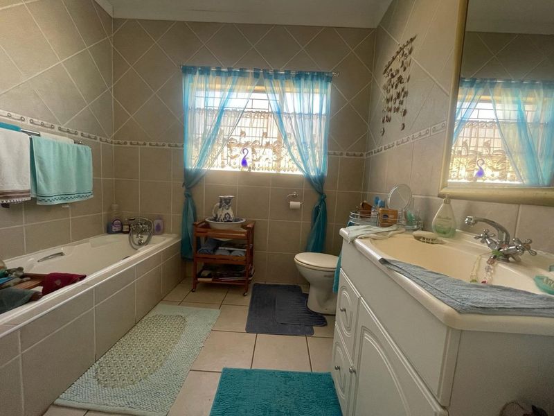 3 Bedroom Family Home - Photo 10