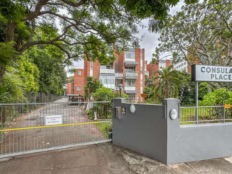 Spacious Duplex Apartment In Sought  After Consulate Place - Photo 10