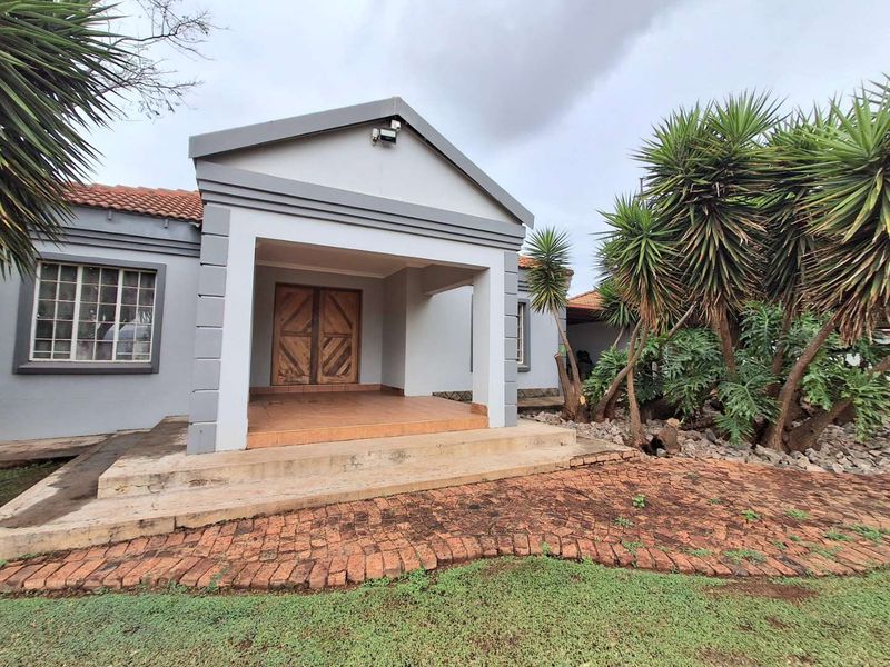 Four bedrooms house for sale in Zandfontein at Leoka Villa AH - Photo 2