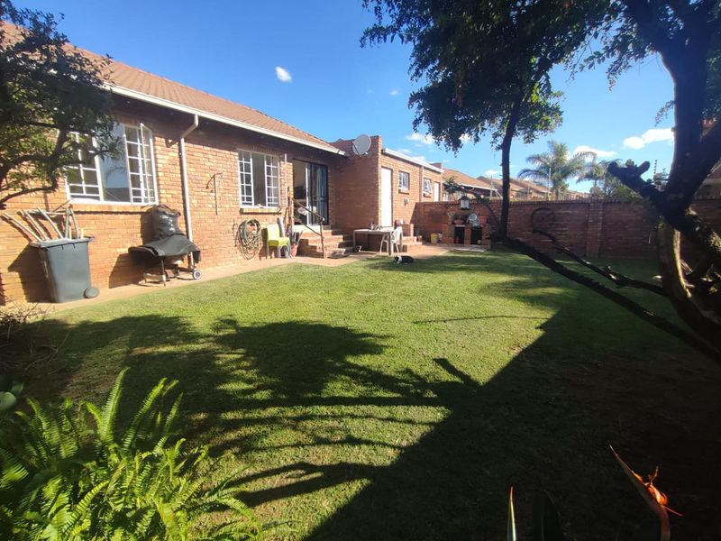 DOUBLE SECURITY -LOVELY BIG GARDEN - SPACIOUS LOUNGE AREA - Photo 2