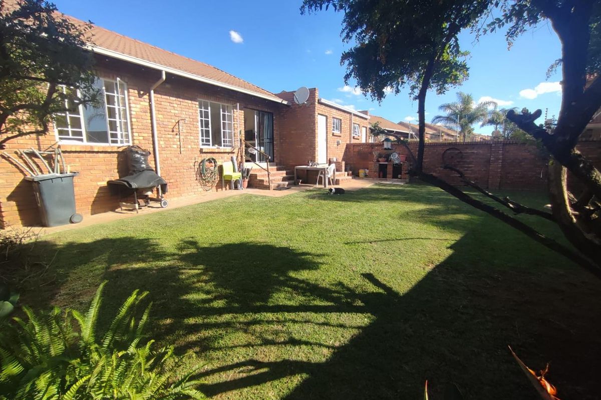 DOUBLE SECURITY -LOVELY BIG GARDEN - SPACIOUS LOUNGE AREA - Photo 2