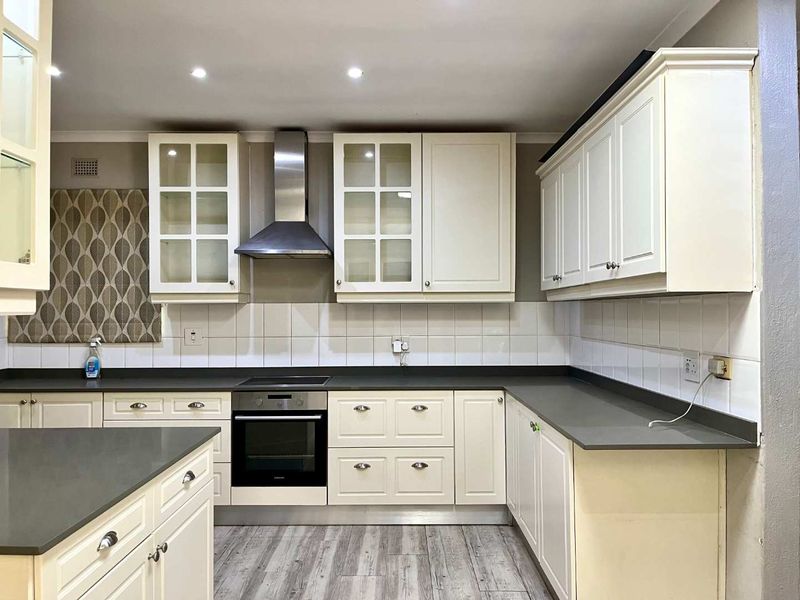 Hidden Gem in Assagay – Spacious Freestanding Home with Cottage & Scenic Views - Photo 5