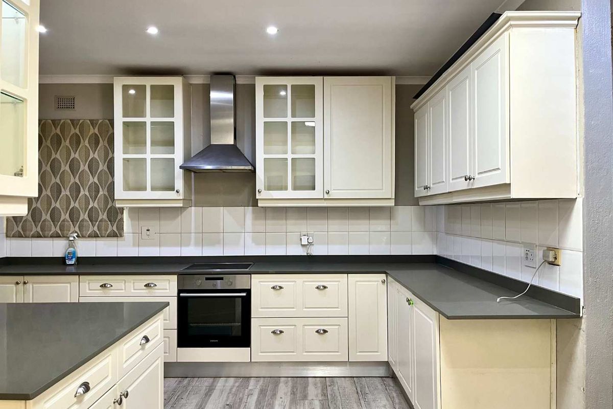 Hidden Gem in Assagay – Spacious Freestanding Home with Cottage & Scenic Views - Photo 5
