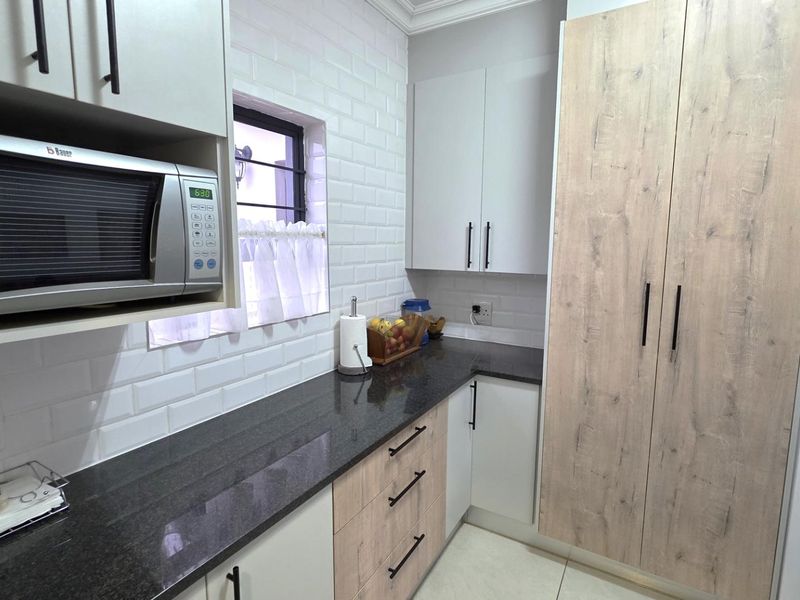 Neat 3 Bedroom Family Home in Gateway Manor - Photo 9