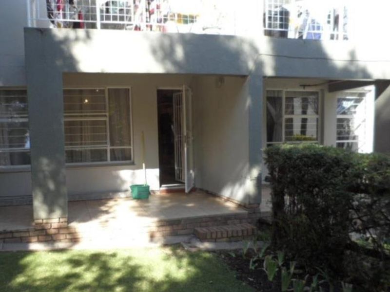 A CHARMING TWO BEDROOM FURNISHED GARDEN APARTMENT - Photo 10