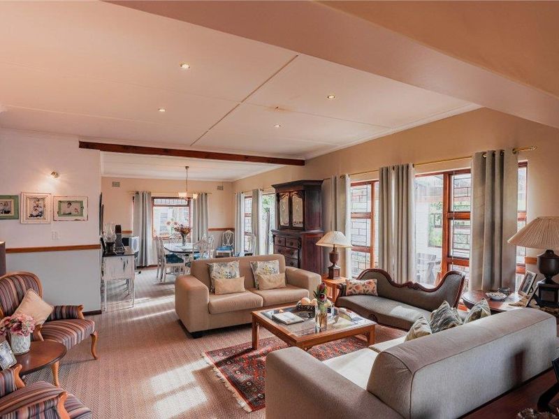 Immaculate family home in best position with views - Photo 9